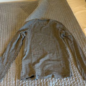 Men’s lulu long sleeve dark gray TIGHT long sleeve size M